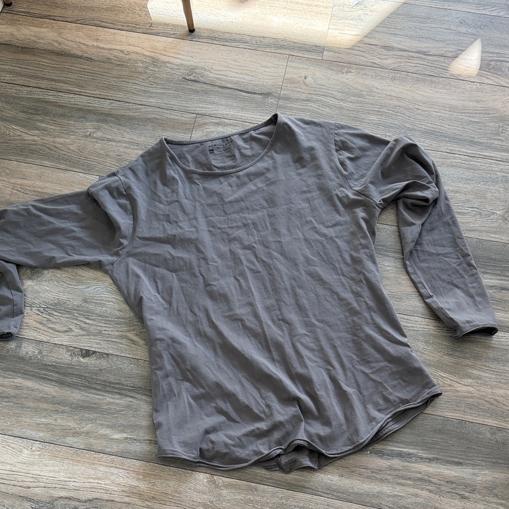 Alphalete Long Sleeve Crew Neck Top - Gray scallop fit